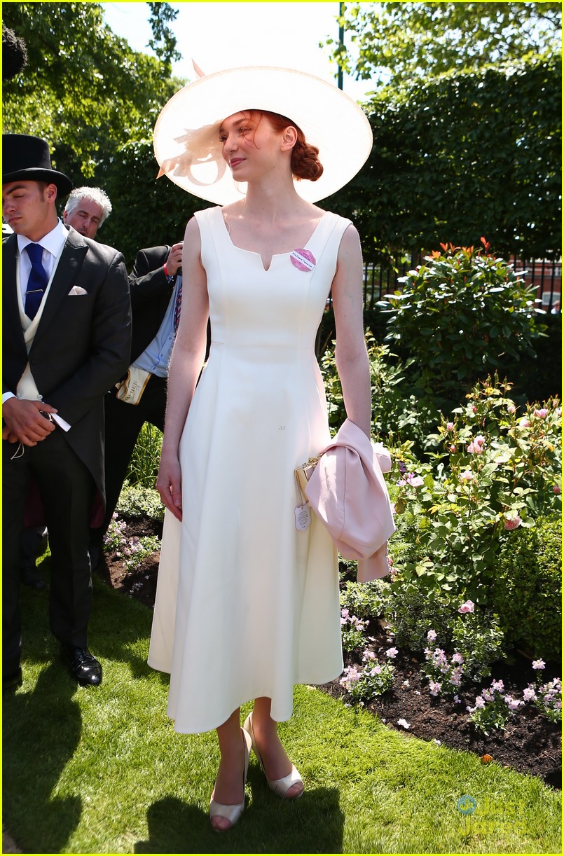 Full Sized Photo of eleanor tomlinson royal ascot day poldark premiere