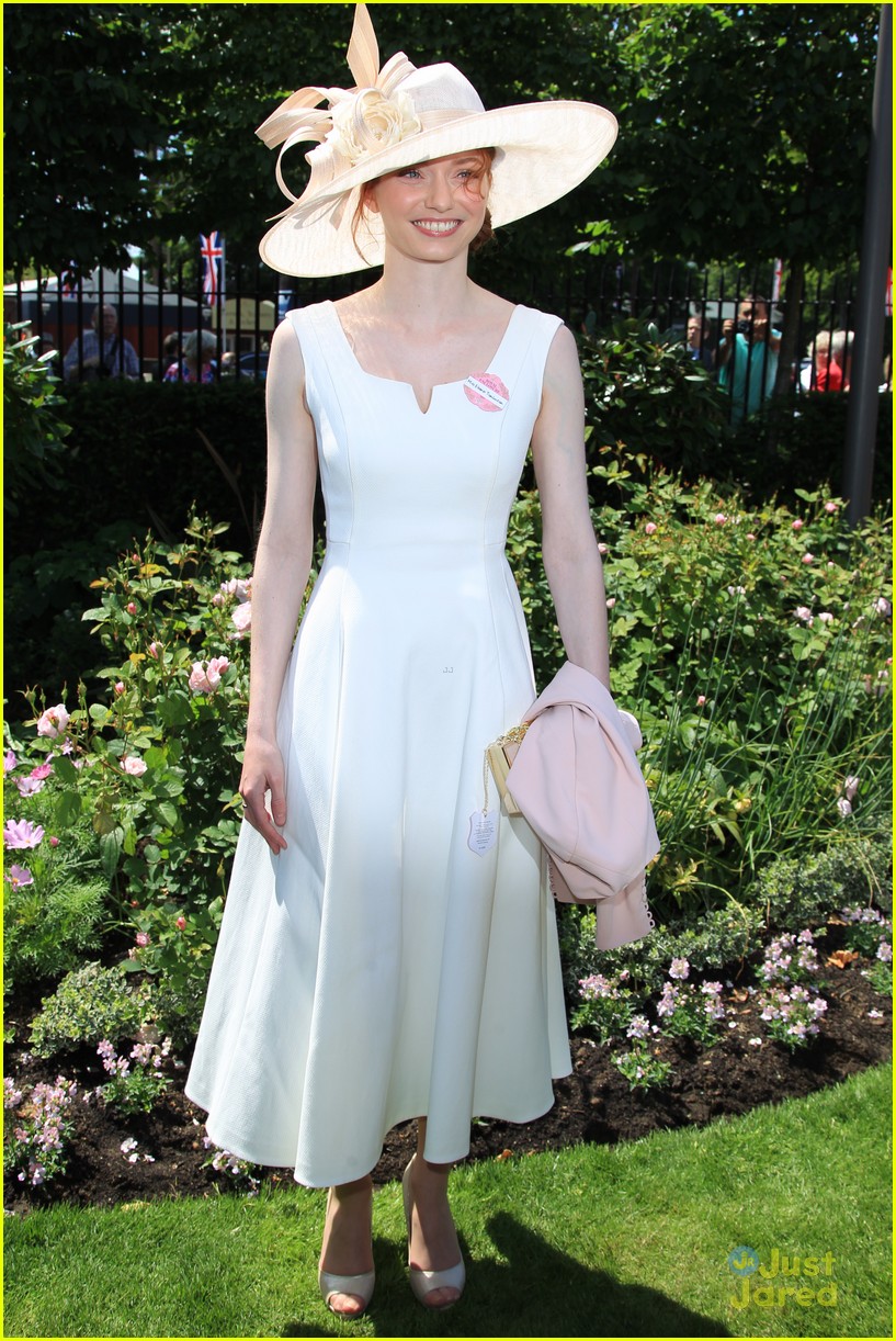 Full Sized Photo of eleanor tomlinson royal ascot day poldark premiere