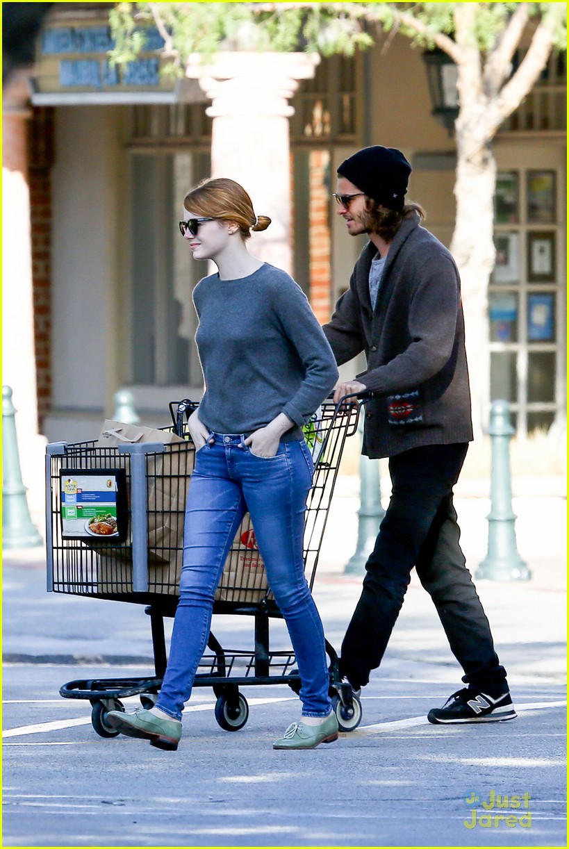 Full Sized Photo of emma andrew andrew garfield grocery run santa