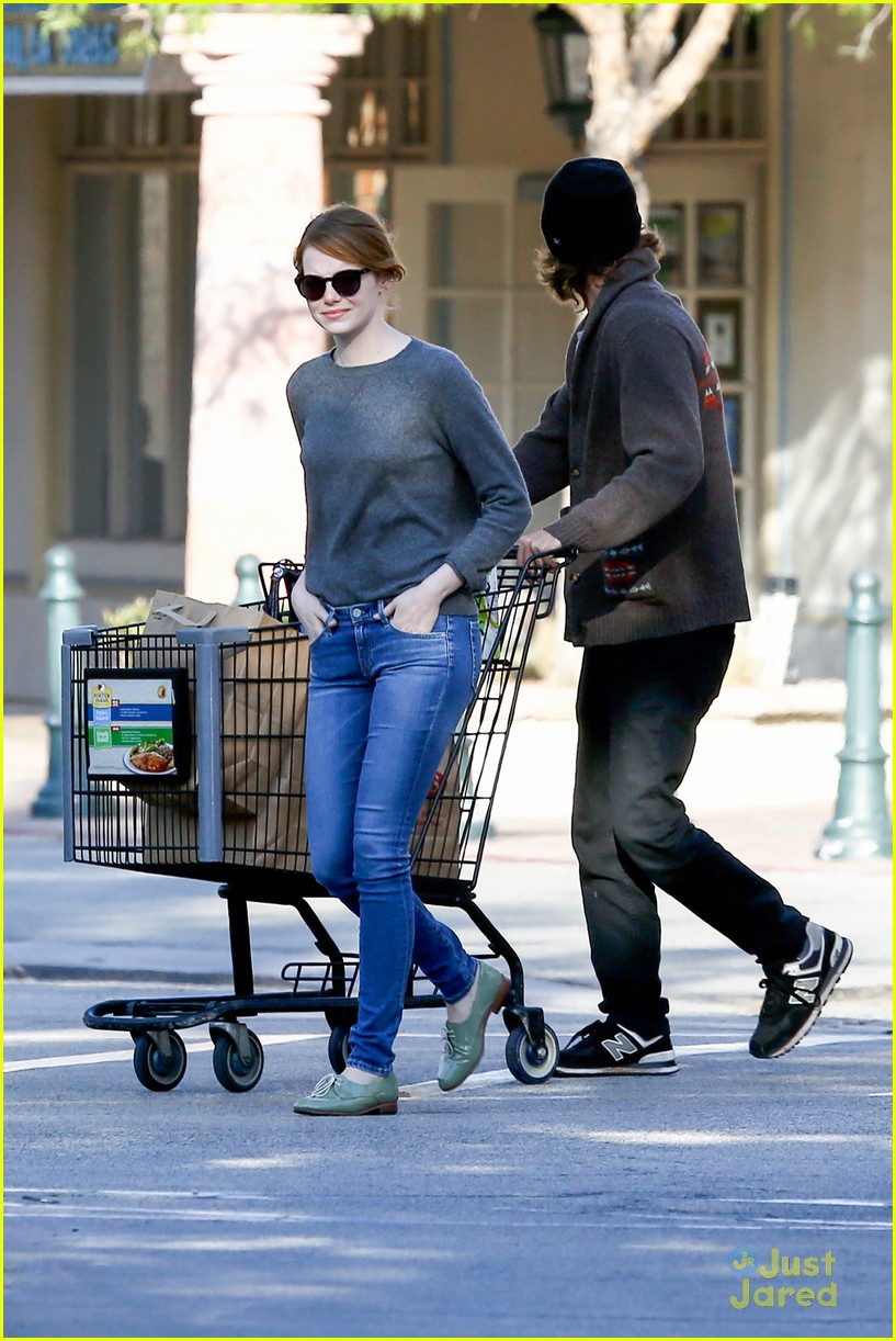 Full Sized Photo of emma andrew andrew garfield grocery run santa