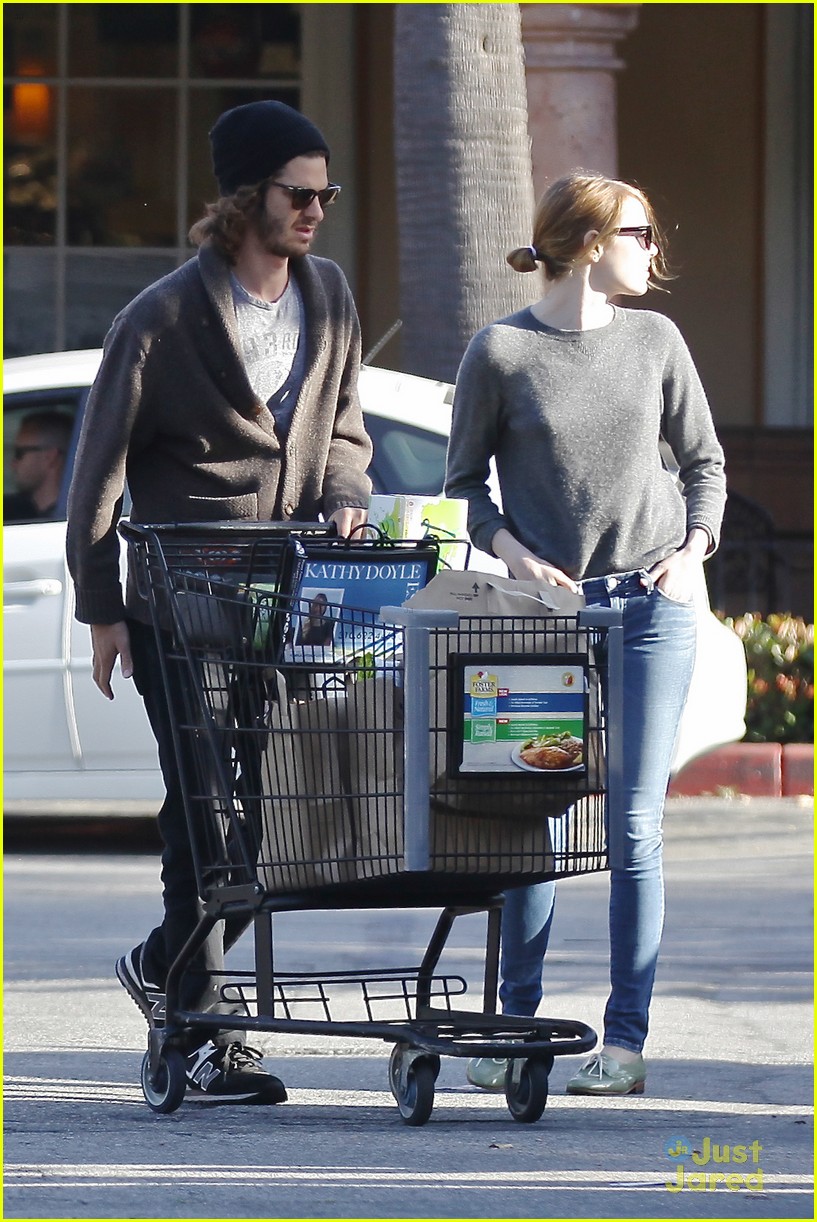 Full Sized Photo of emma andrew andrew garfield grocery run santa