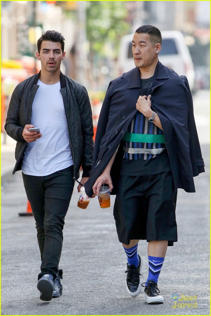 Full Sized Photo of gigi hadid joe jonas arrive jfk together workout