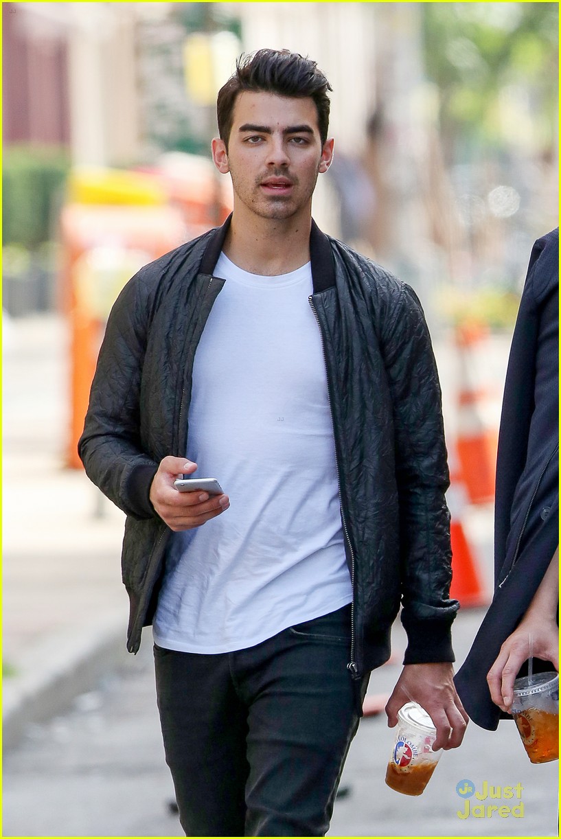 Full Sized Photo of gigi hadid joe jonas arrive jfk together workout