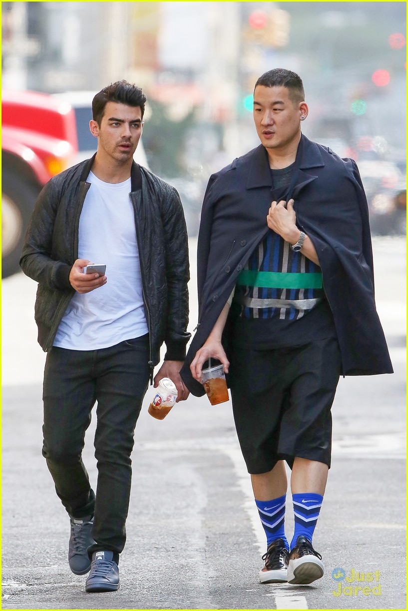 Full Sized Photo of gigi hadid joe jonas arrive jfk together workout