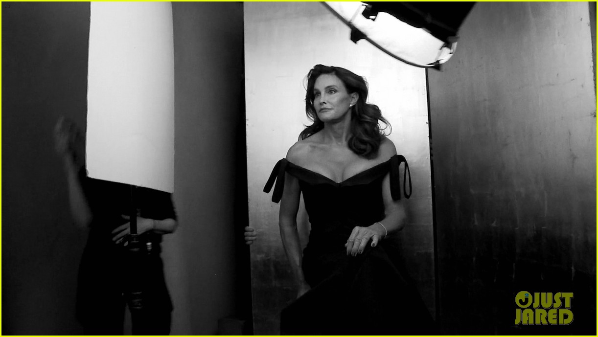 Kendall & Kylie Jenner&rsquo;s Dad Introduces the World to Caitlyn - First