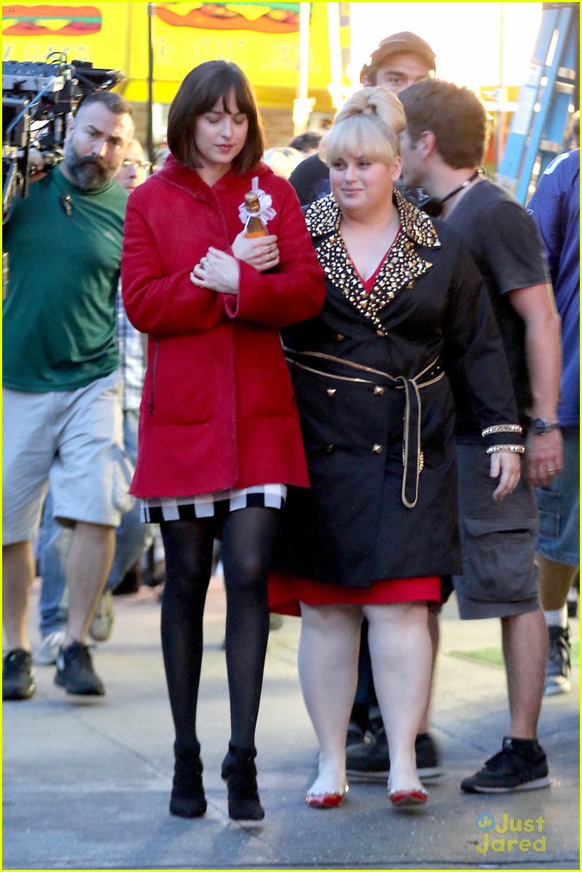 Rebel Wilson And Dakota Johnson Hold Hands For How To Be Single Scenes Photo 828272 Photo 