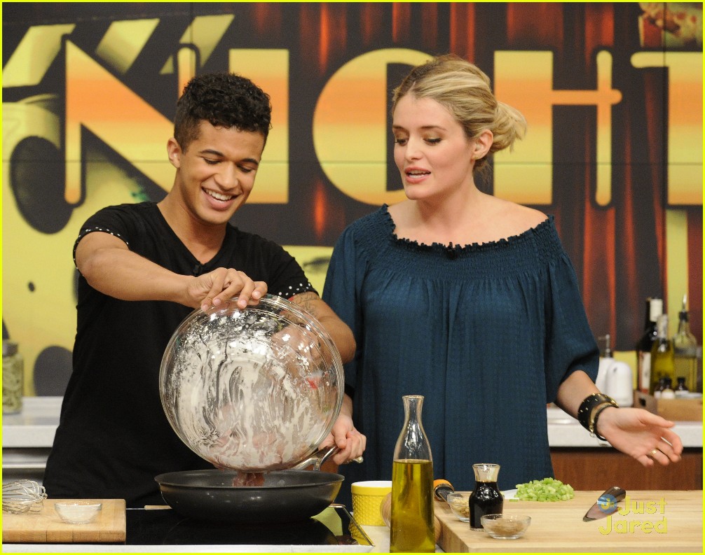 TB2's Grace Phipps & Jordan Fisher Mix Up Yummy Beach Treats On Chew': Photo 830157 | Grace Phipps, Jordan Fisher Pictures | Just Jared Jr.