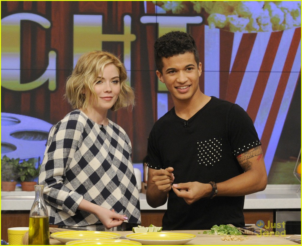 TB2's Grace Phipps & Jordan Fisher Mix Up Yummy Beach Treats On 'The Chew': Photo 830161 | Phipps, Jordan Fisher Pictures | Just Jared Jr.