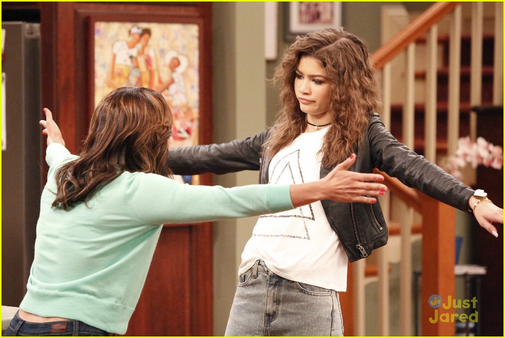 Full Sized Photo Of Kc Undercover First Friend Stills 14 Marisa Crashes Kcs Mission On Kc 