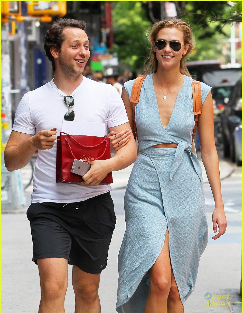 Karlie Kloss Packs Plenty Of Clothes For NYC Departing Flight | Photo