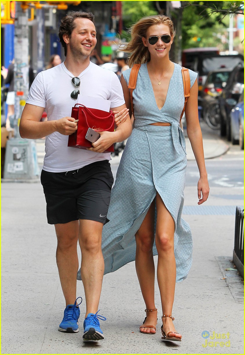 Karlie Kloss Packs Plenty Of Clothes For NYC Departing Flight | Photo