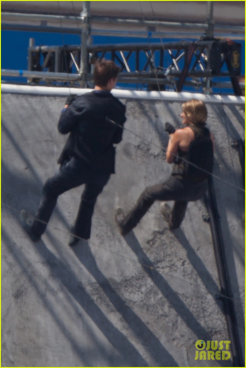 zoe kravitz maggie q head to film allegiant 01