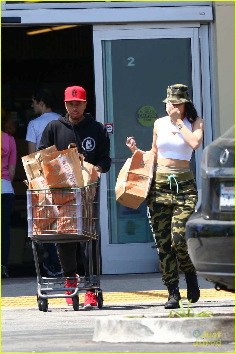 Full Sized Photo Of Kylie Jenner Tyga Go Grocery Shopping Together 12