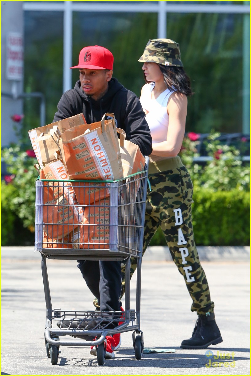 Full Sized Photo Of Kylie Jenner Tyga Go Grocery Shopping Together 29