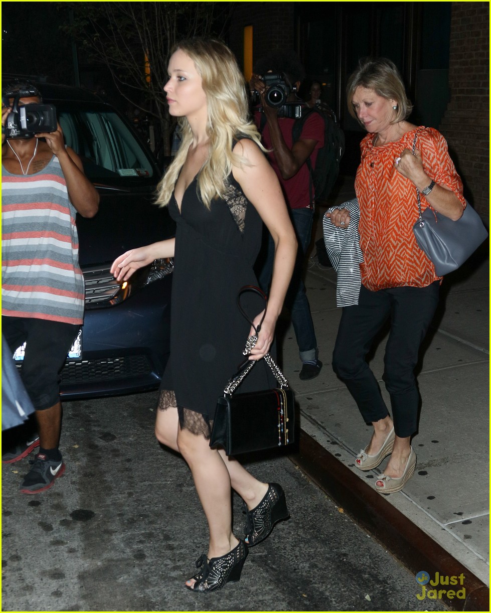 Jennifer Lawrence Hits Waverly Inn For Dinner With Family & Friends ...