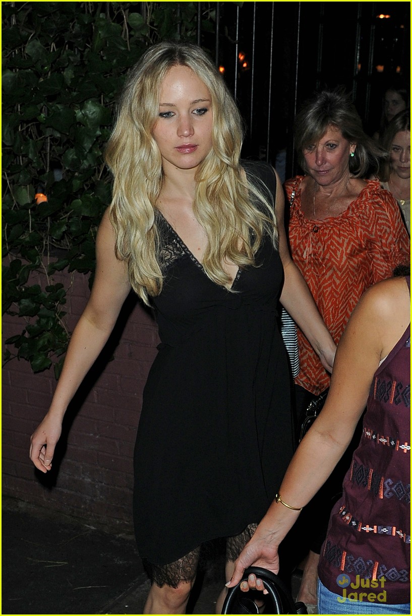 Jennifer Lawrence Hits Waverly Inn For Dinner With Family & Friends ...