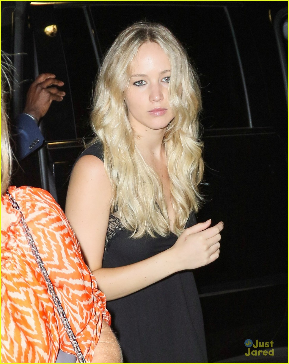 Jennifer Lawrence Hits Waverly Inn For Dinner With Family & Friends ...