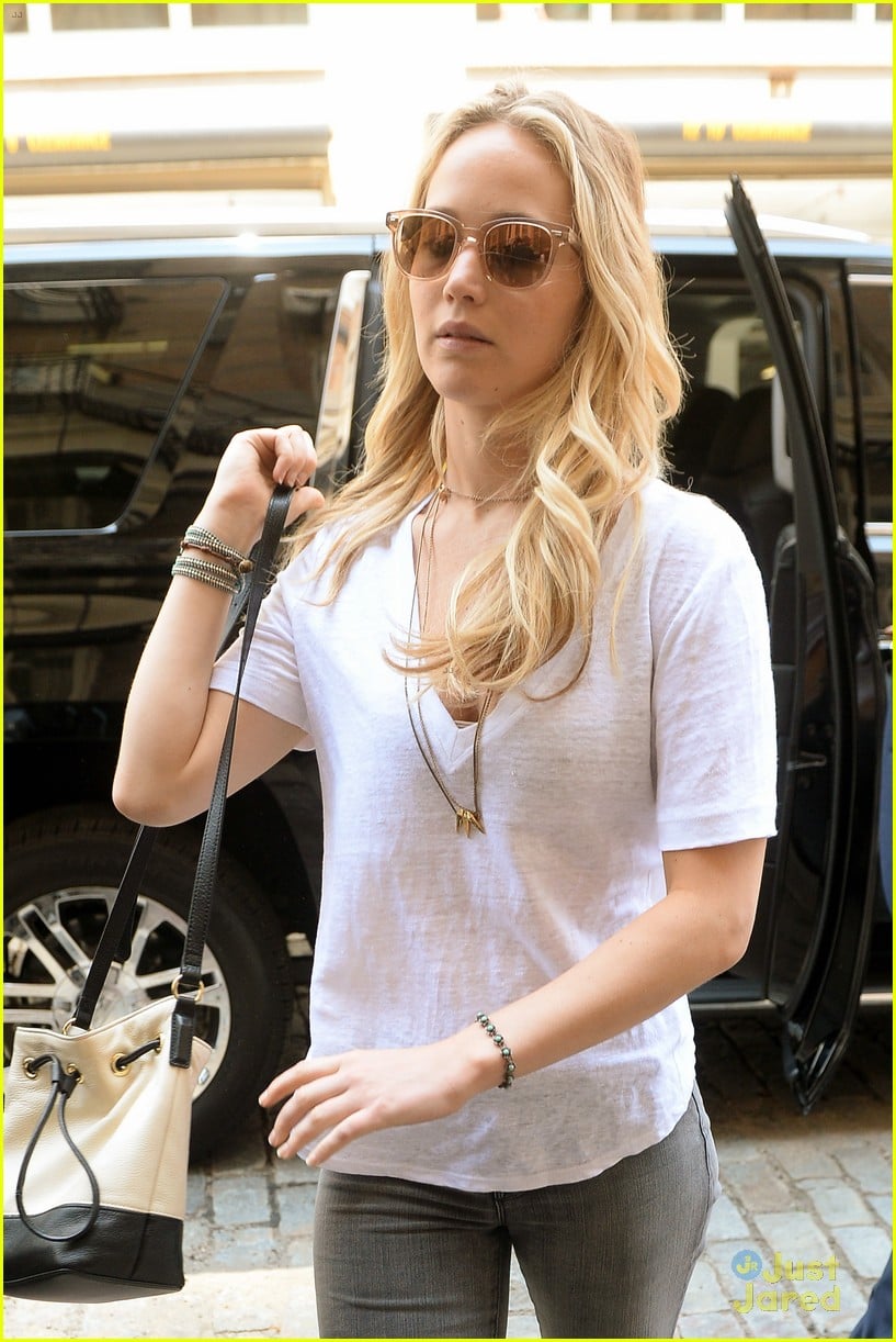 Full Sized Photo of jennifer lawrence mom karen go apartment hunting