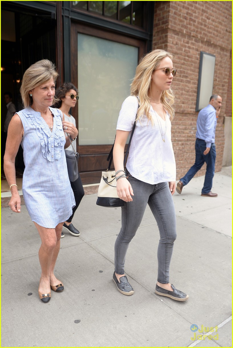 Jennifer Lawrence & Mom Karen Go Apartment Hunting Together in NYC