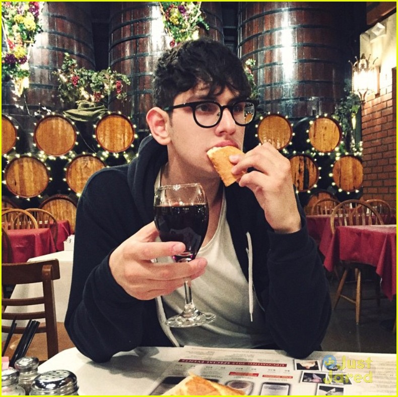 Full Sized Photo of liz gillies hangs matt bennett 03 | Elizabeth ...