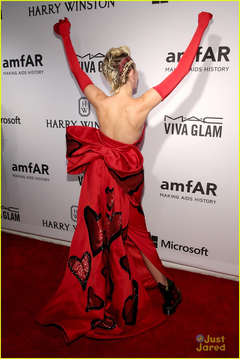 miley cyrus brings her instapride to nycs amfar gala 09