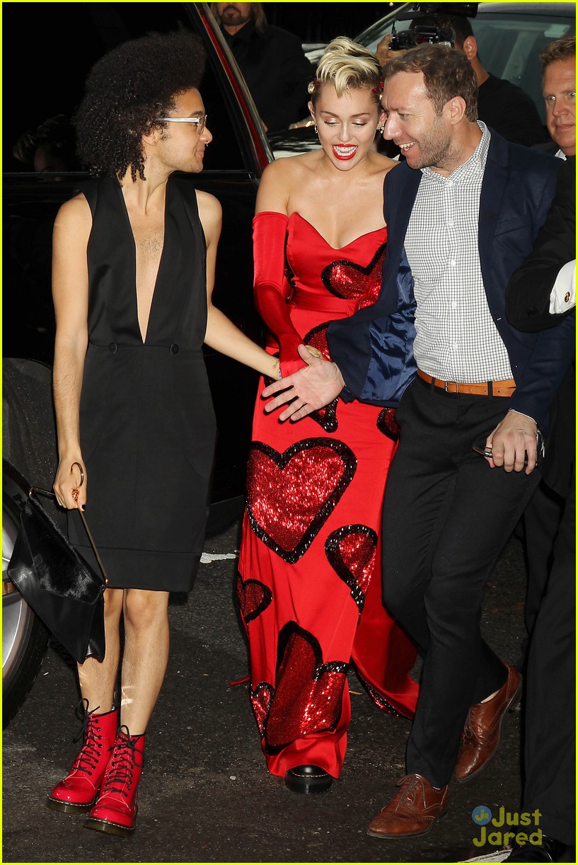 miley cyrus brings her instapride to nycs amfar gala 19