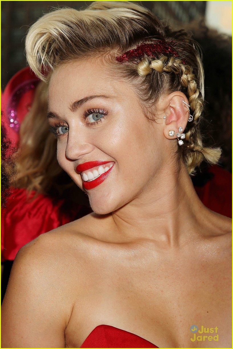 miley cyrus brings her instapride to nycs amfar gala 21