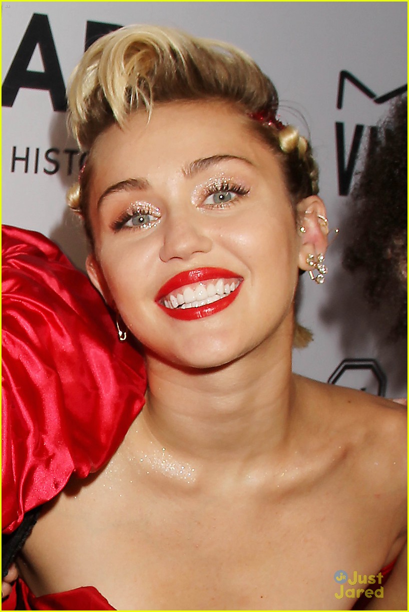 miley cyrus brings her instapride to nycs amfar gala 22