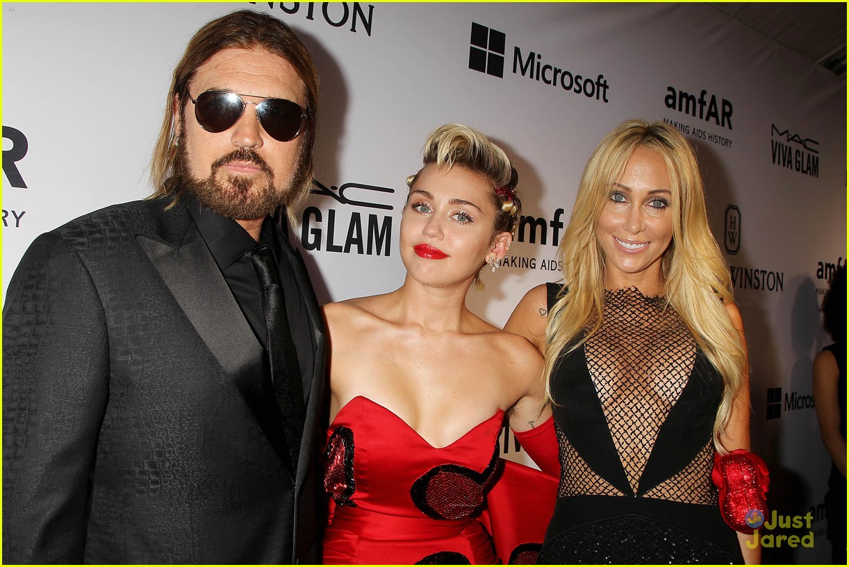 miley cyrus brings her instapride to nycs amfar gala 25