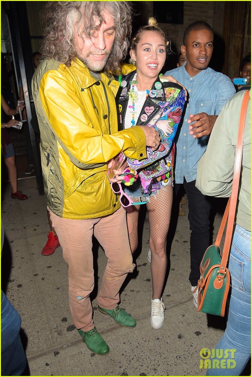 Miley Cyrus is Colorful & FanFriendly While Partying in the Big Apple
