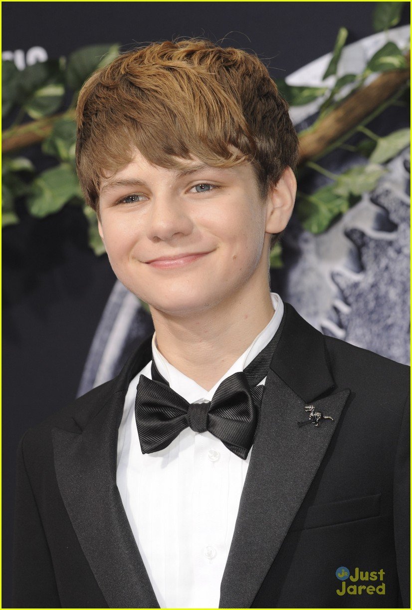 Ty Simpkins Takes Jjj To Jurassic World Premiere See All The Pics Photo 823756 Photo 2966