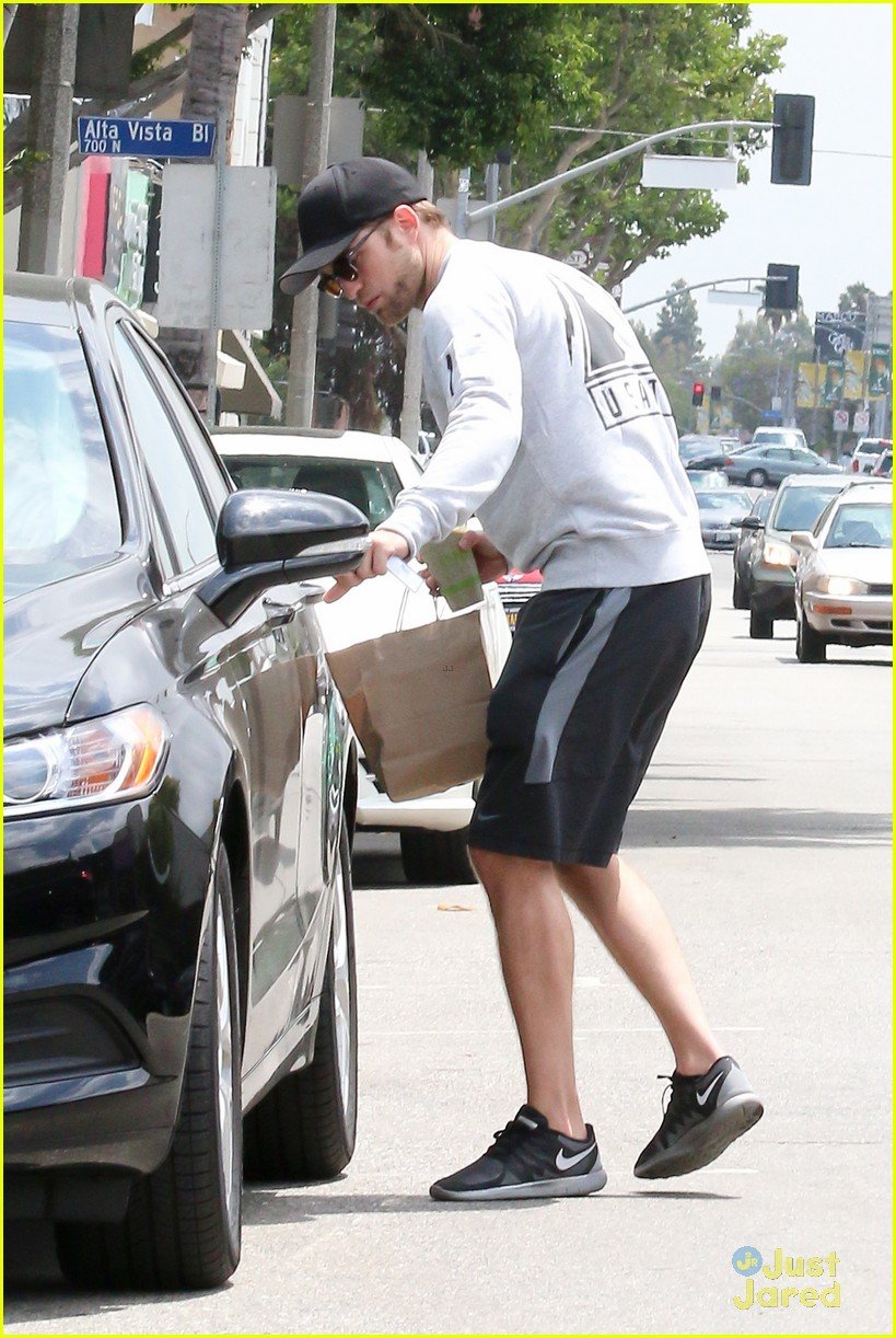 Robert Pattinson Goes Incognito at Naturewell | Photo 822207 - Photo ...