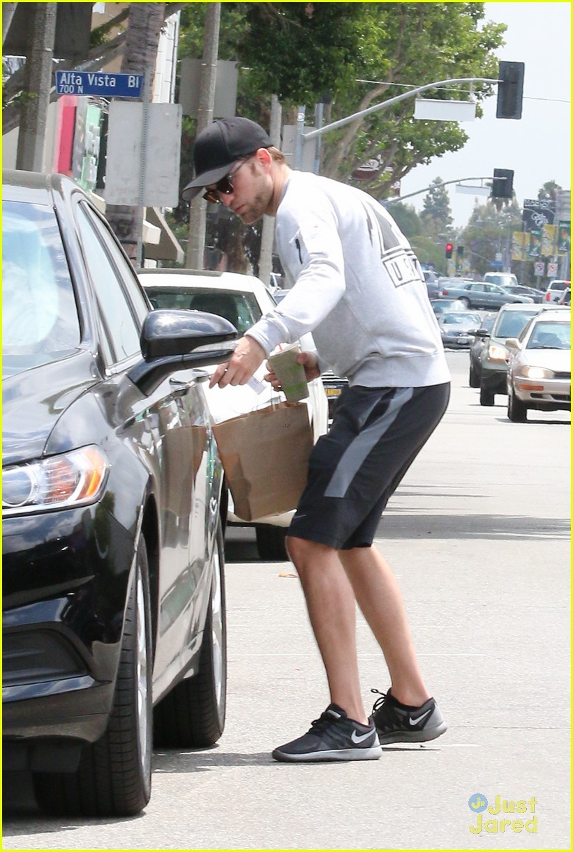 Robert Pattinson Goes Incognito at Naturewell | Photo 822220 - Photo ...