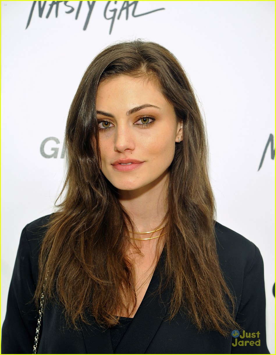 phoebe-tonkin-sadie-calvano-step-out-for-glossier-pop-up-shop-photo