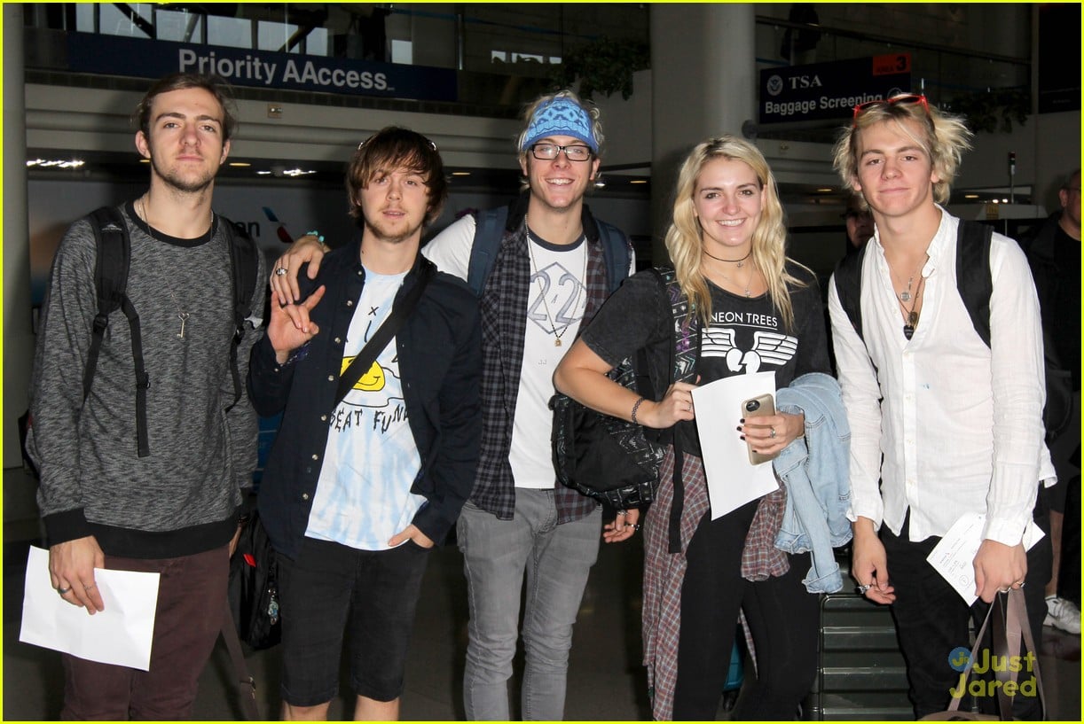 R5 Head To New York After Neon Trees Concert Photo 825075 Photo