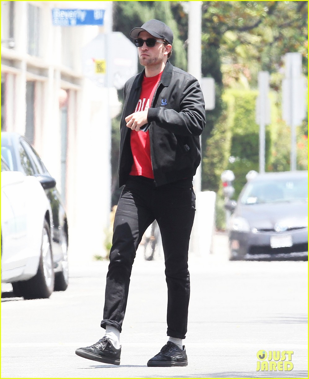 Robert Pattinson Is Looking Good with His Scruffy Stubble! | Photo ...