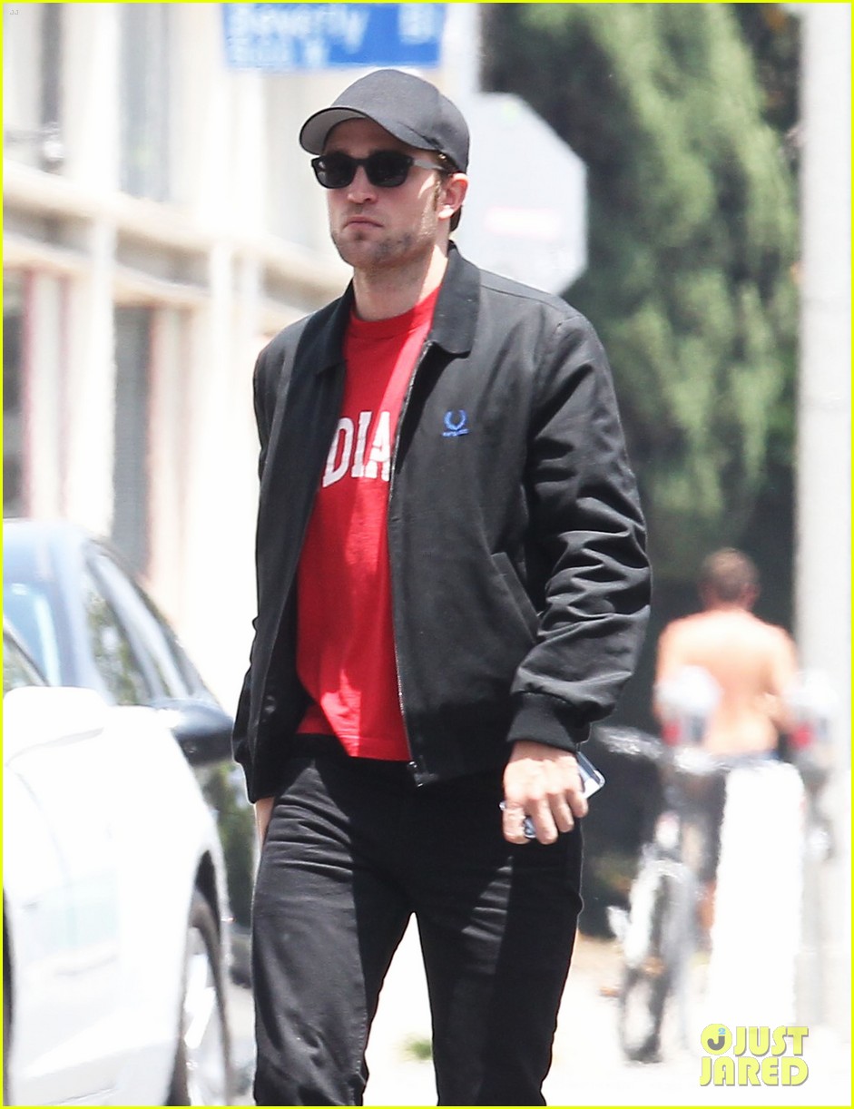 Full Sized Photo of robert pattinson shows off some scruff 12 | Robert ...