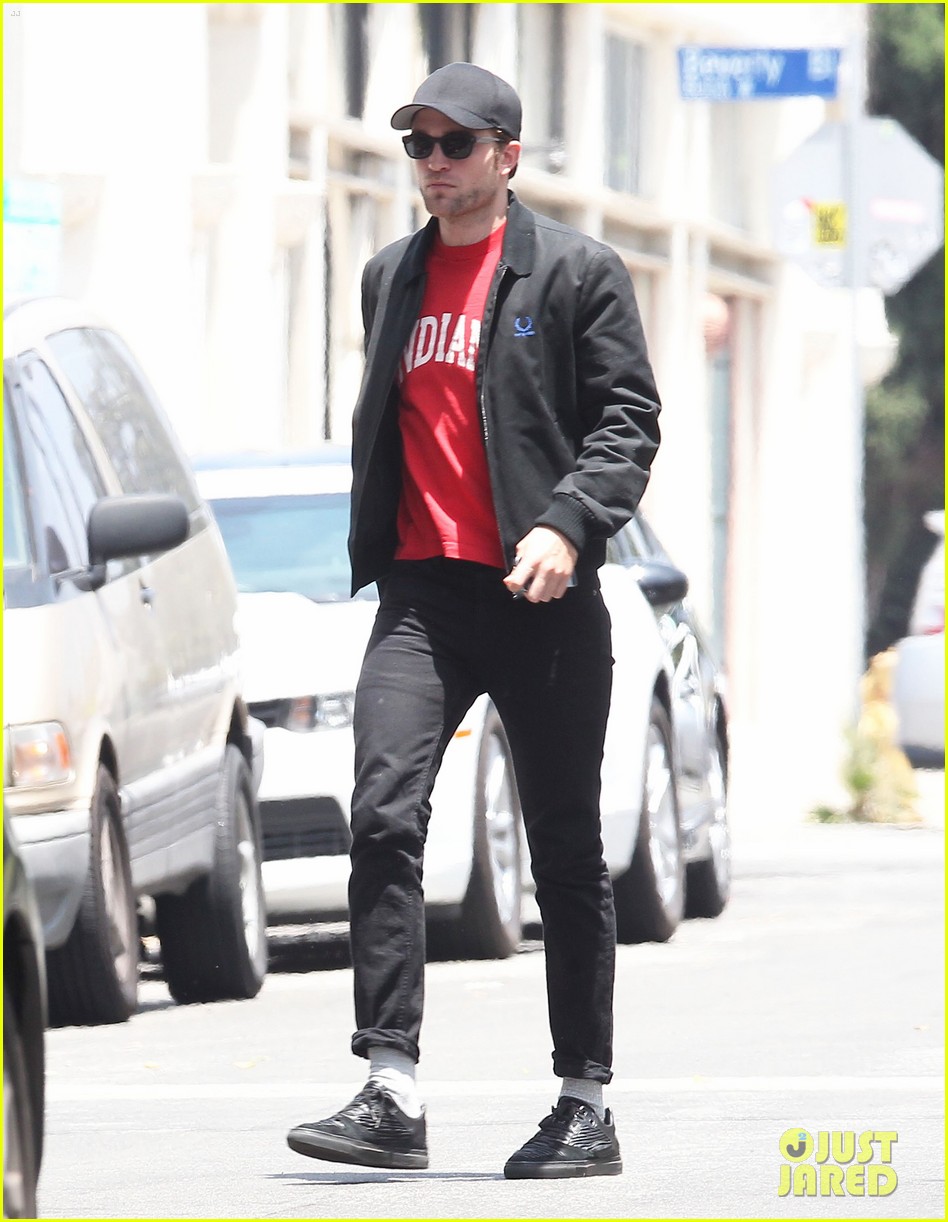 Full Sized Photo of robert pattinson shows off some scruff 17 | Robert ...