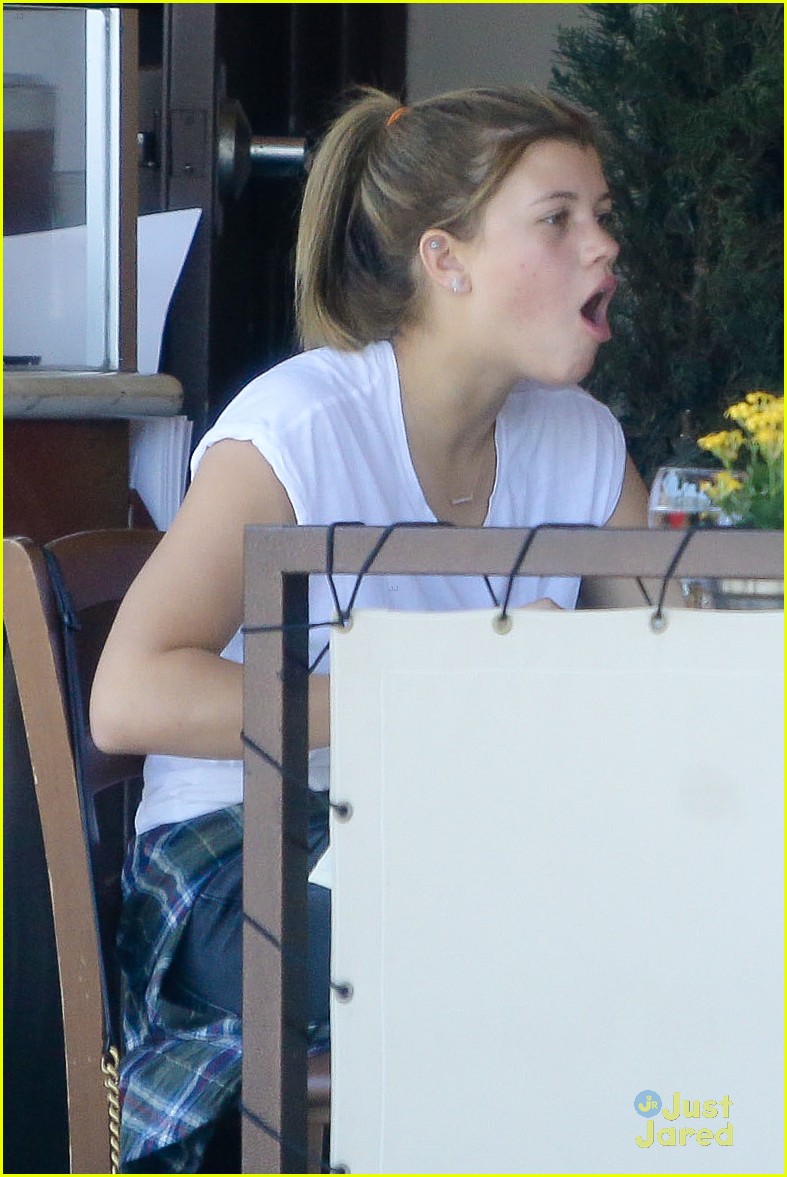 Sofia Richie Gets A Pretty New Manicure In Beverly Hills | Photo 830152