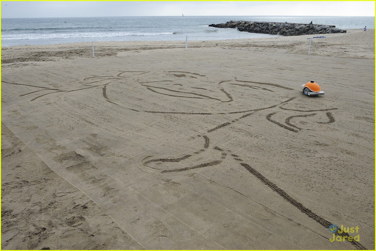 John DeLuca Puts Mustache On Ross Lynch's Sand Art With BeachBot