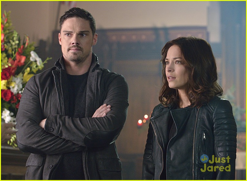 Cat Vincent S Wedding Planning Continues On Beauty The Beast Photo 838817 Beauty And The Beast Jay Ryan Kristin Kreuk Nicole Anderson Television Pictures Just Jared Jr