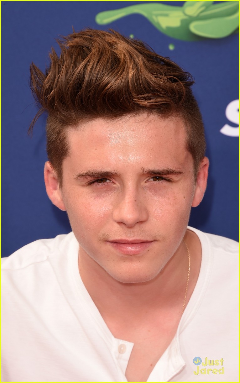 brooklyn beckham walks kids choice carpet with his bros 02