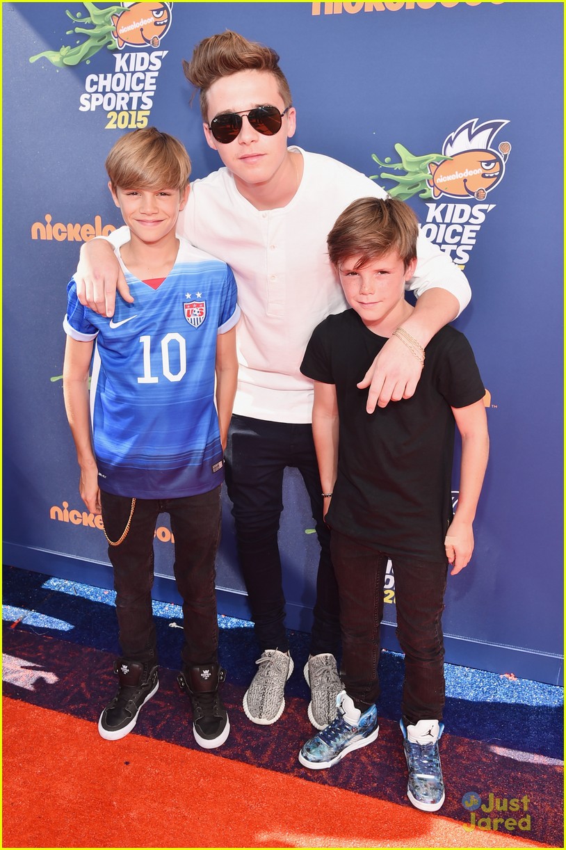 brooklyn beckham walks kids choice carpet with his bros 10