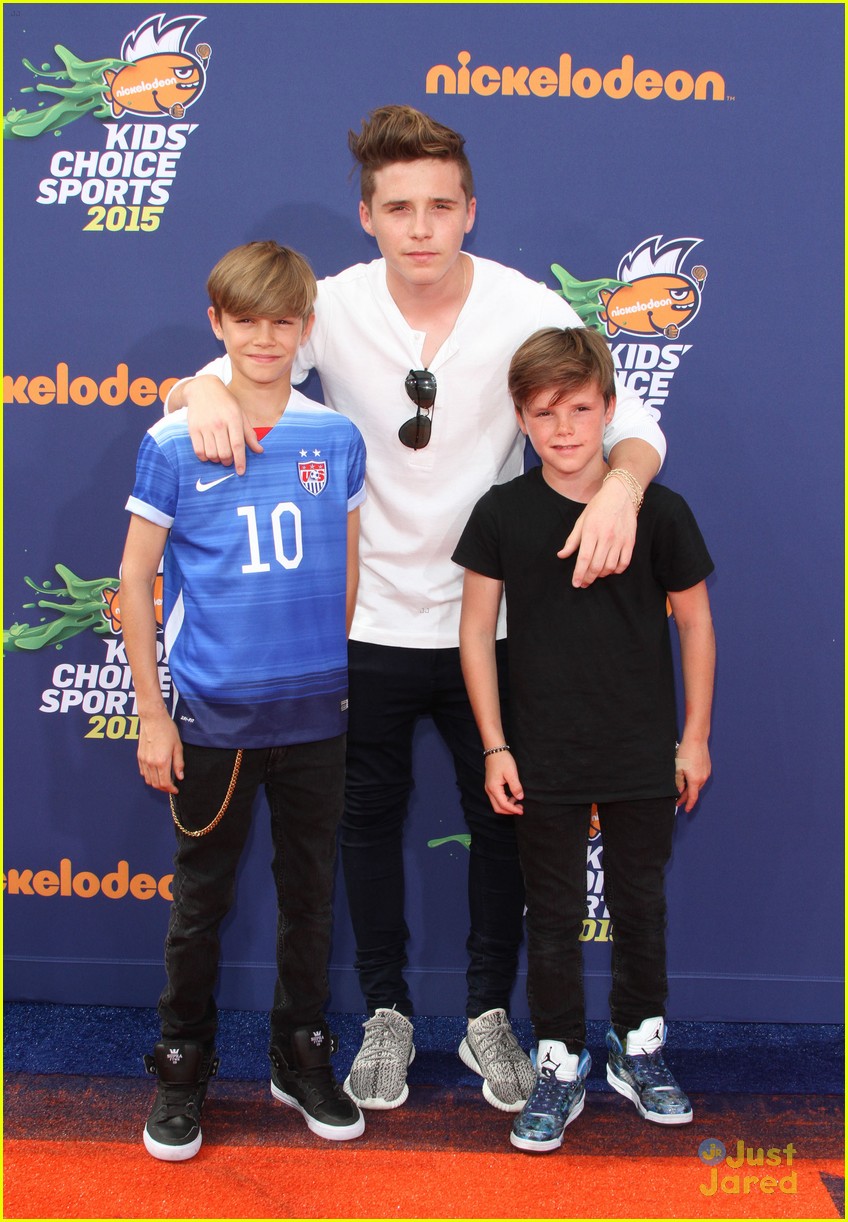 brooklyn beckham walks kids choice carpet with his bros 17