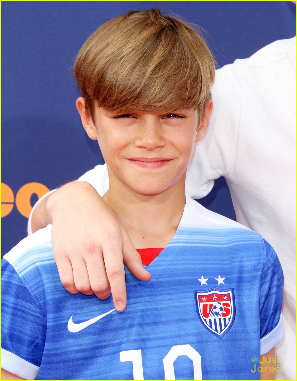 brooklyn beckham walks kids choice carpet with his bros 25