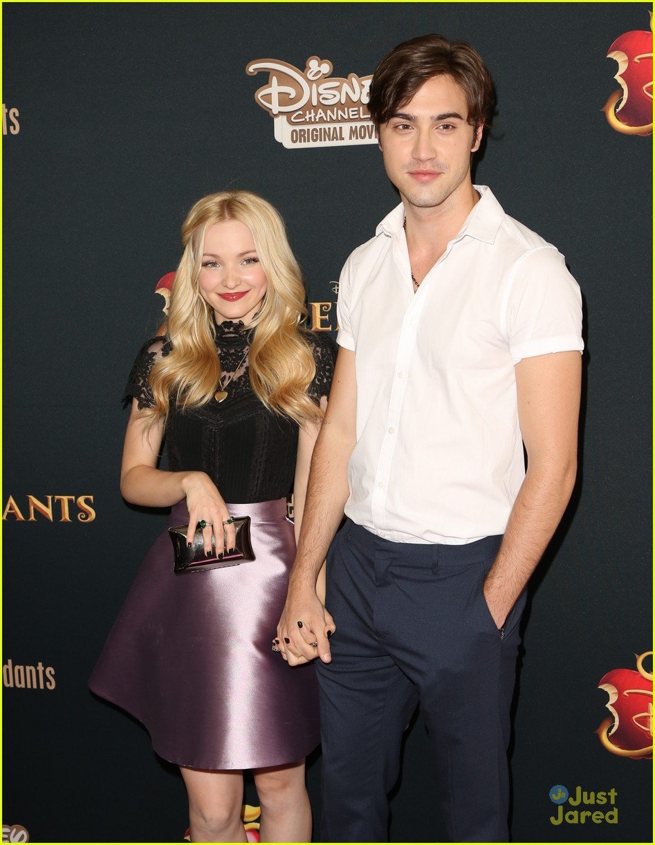 Full Sized Photo of dove cameron ryan mccartan descendants kisses ...