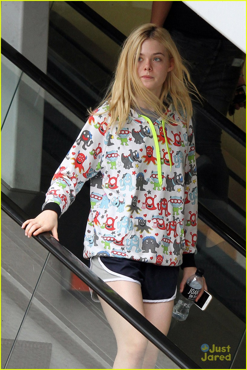 Elle Fanning Grabs Lunch At Joans On Third With Mom Joy Photo 840231 Photo Gallery Just 2480