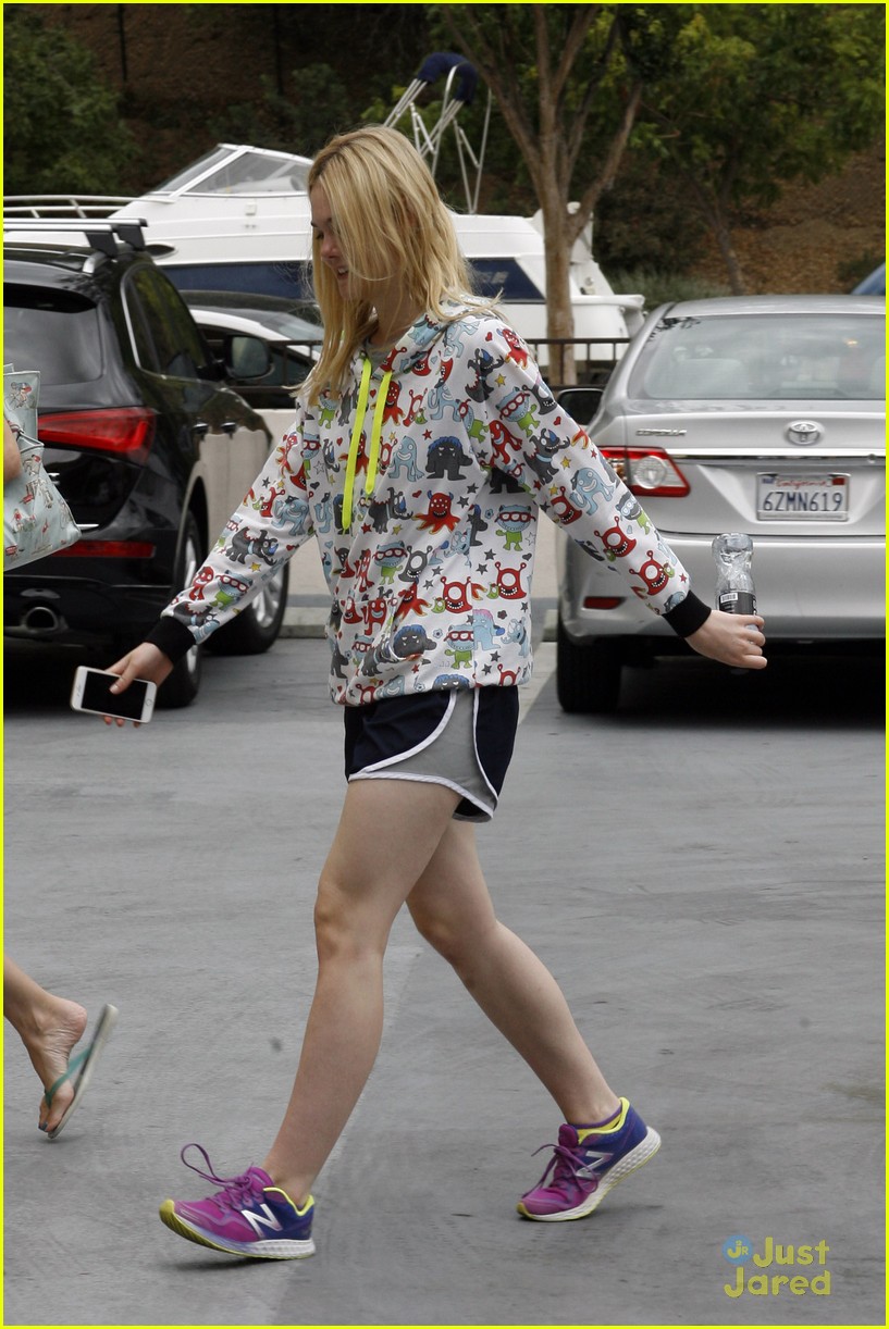 Elle Fanning Grabs Lunch At Joans On Third With Mom Joy Photo 840236 Photo Gallery Just 8929