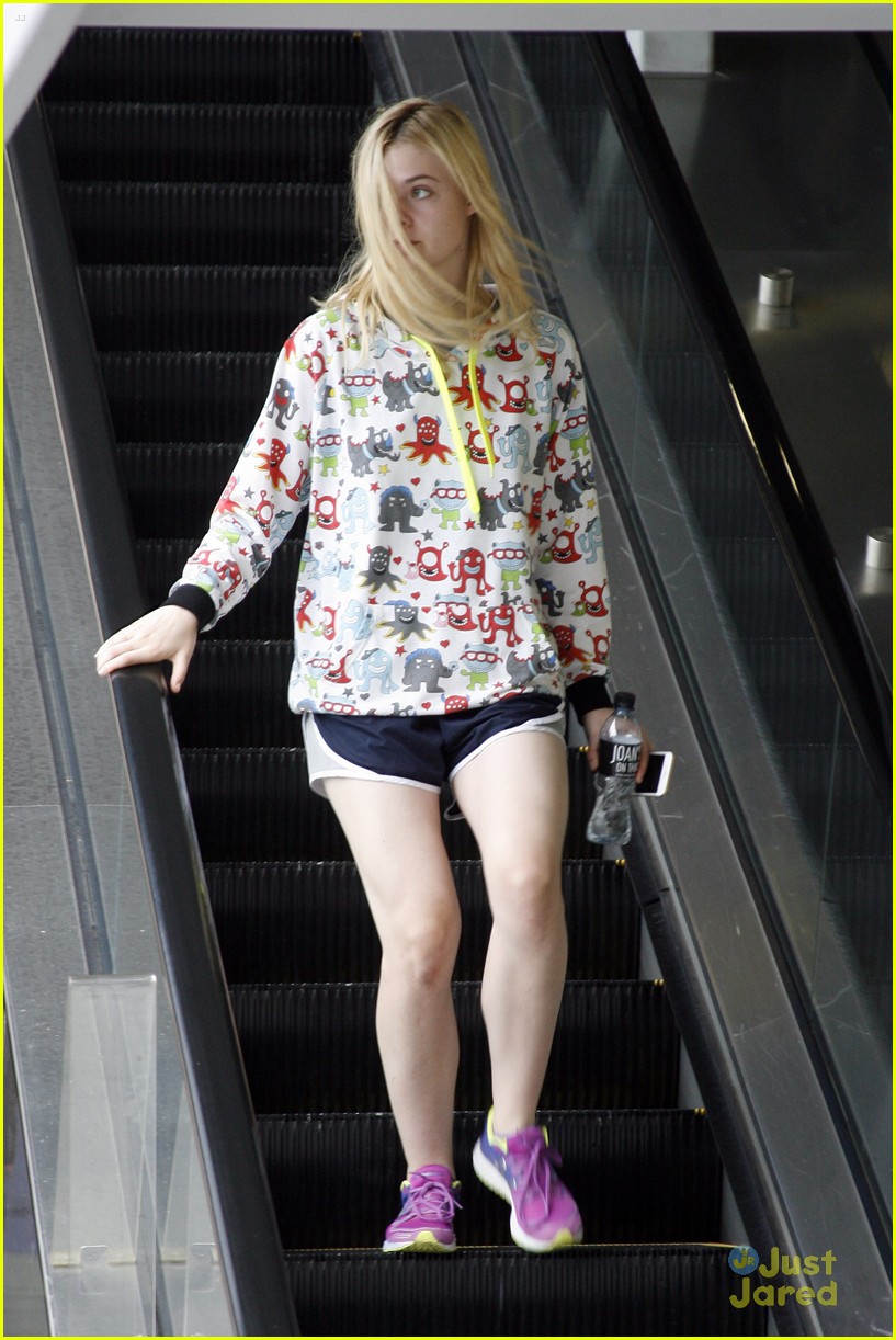 Elle Fanning Grabs Lunch At Joans On Third With Mom Joy Photo 840241 Photo Gallery Just 5625