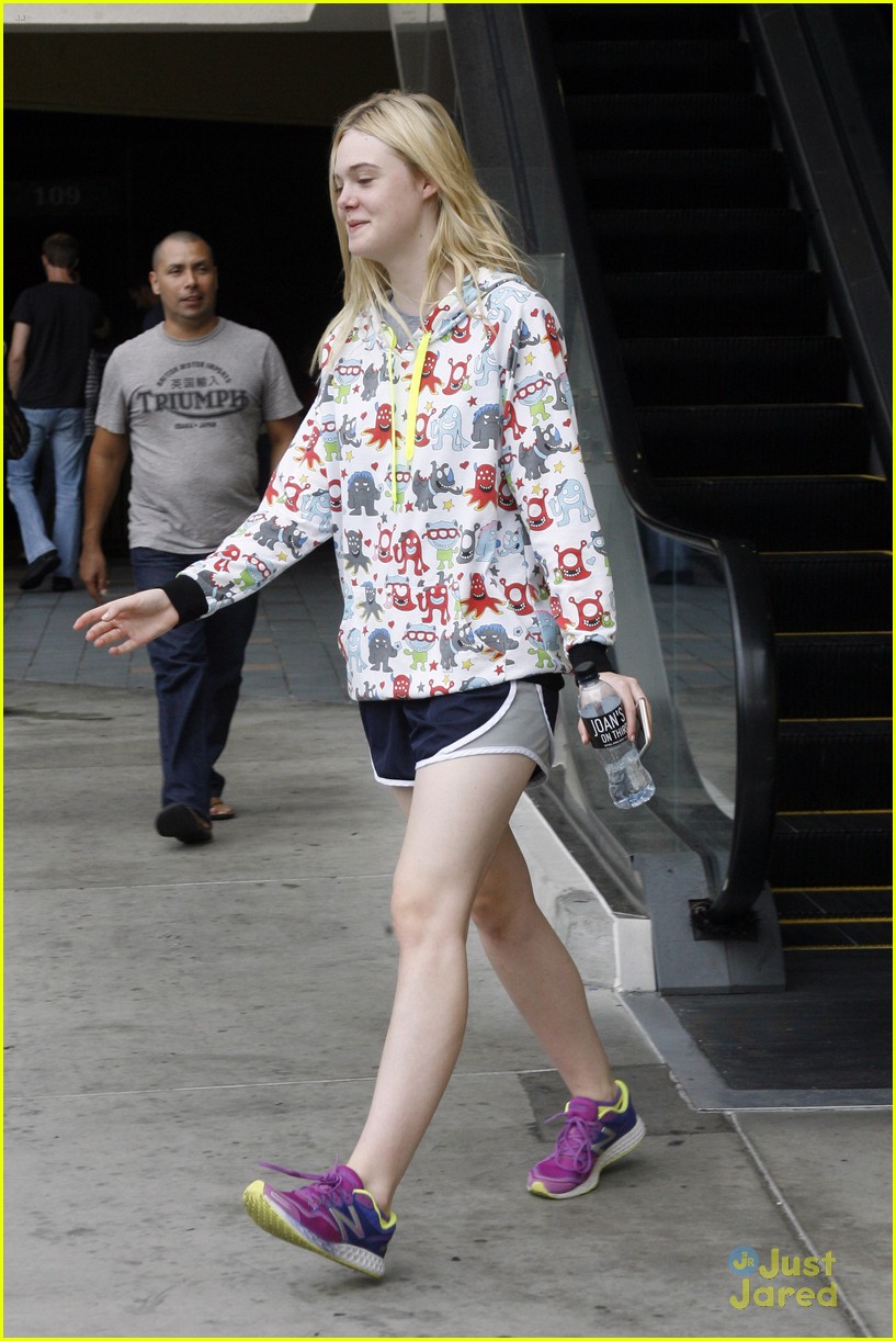 Elle Fanning Grabs Lunch At Joans On Third With Mom Joy Photo 840243 Photo Gallery Just 1747